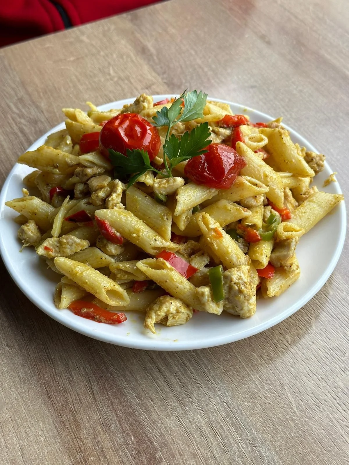 KÖRİ SOSLU TAVUKLU MAKARNA