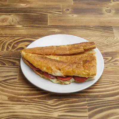 Yarım Ekmek Arası Yumurtalı Karışık Tost