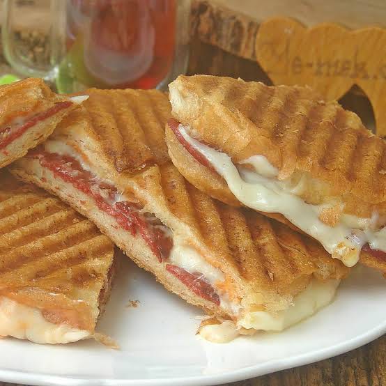 Sandviç Ekmeğine Kavurmalı Tost