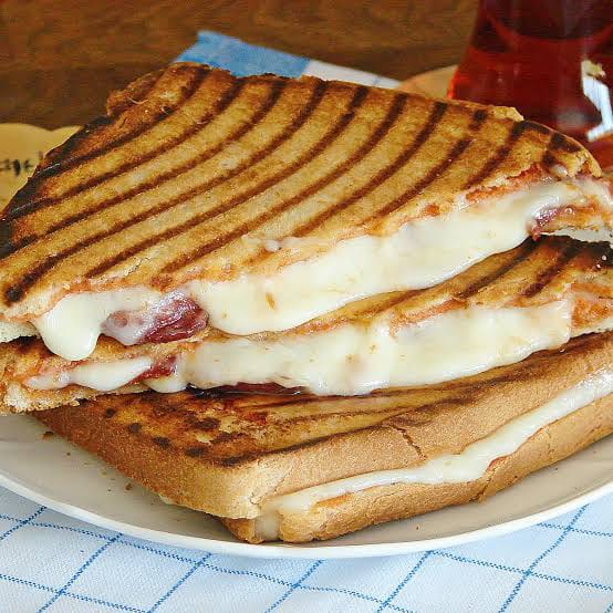 Sandviç Ekmeğine Mantarlı Tost