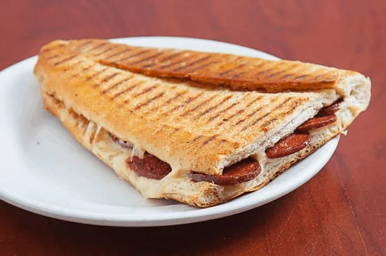 Trabzon Ekmeğine Peynirli Tost