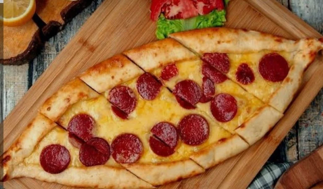 Suçuklu Kaşarlı Pide